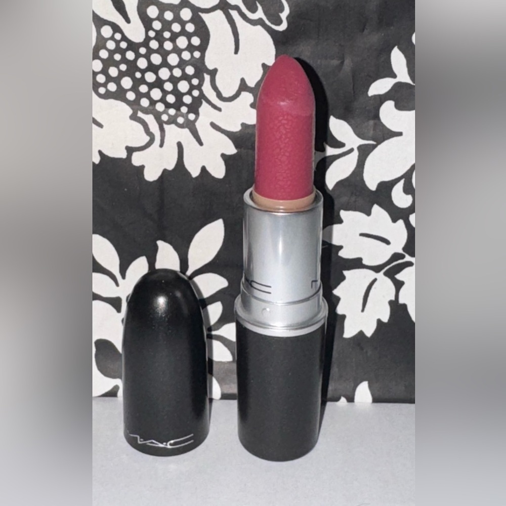 Mac Captive lipstick